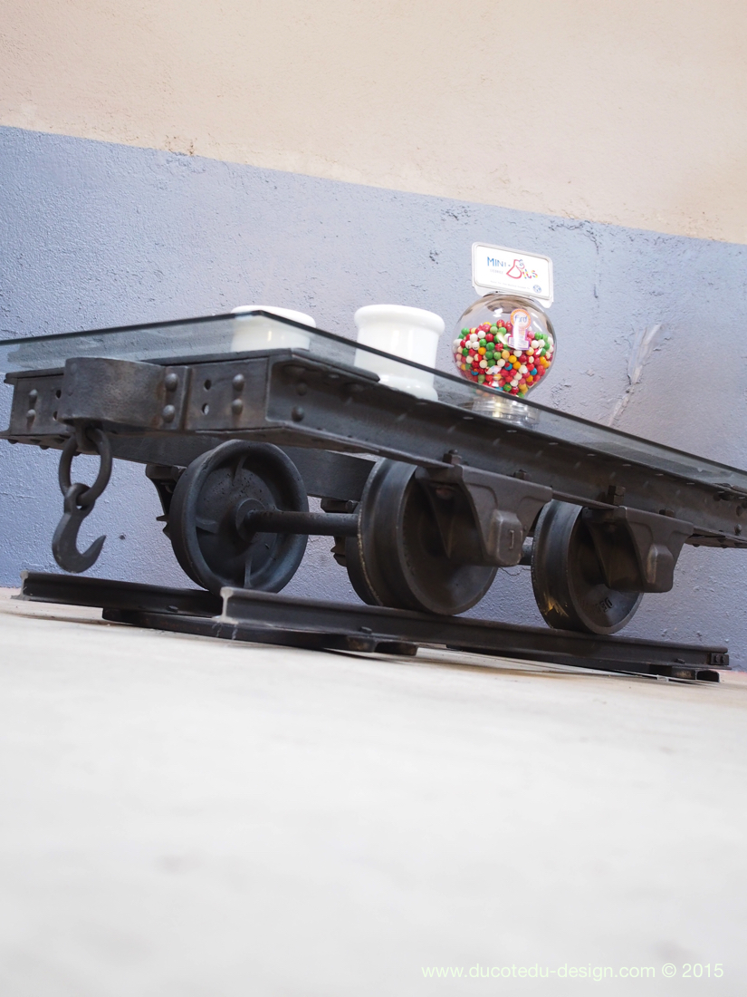 Table basse metal industrielle wagon de mine sur rail plateau de verre